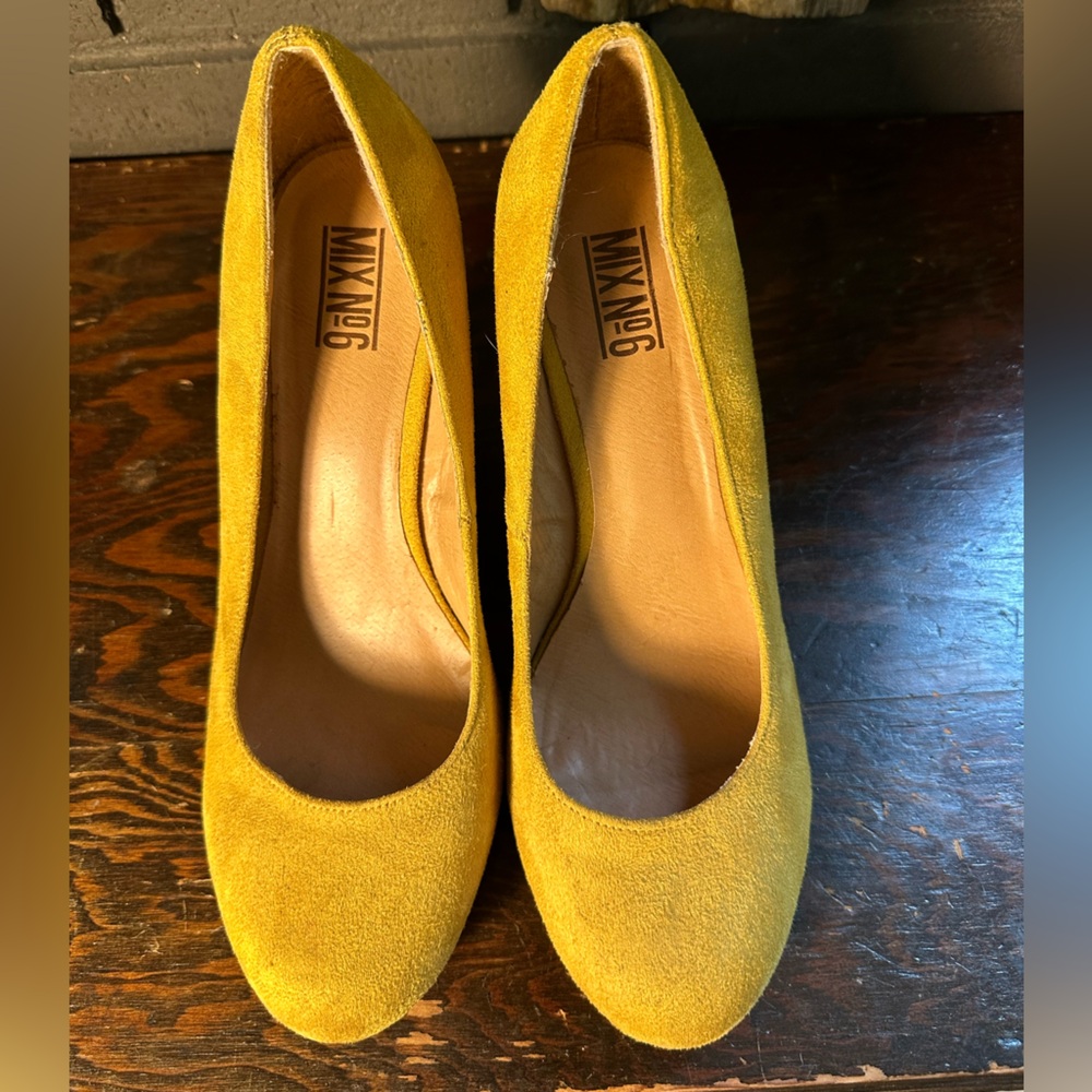Mix No. 6 Yellow Wedge Pumps size 10